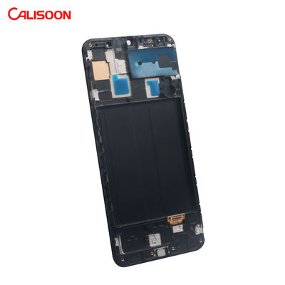 Layar LCD Samsung dengan 3 port HDMI untuk pengalaman High-Definition